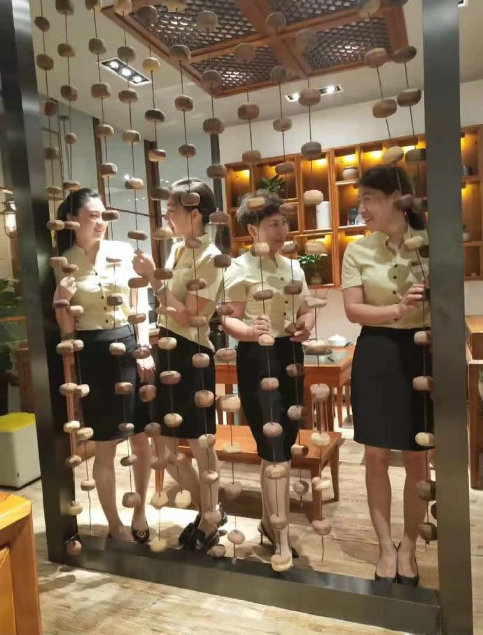 恭喜东家阿禧东家胡桃里团队，获欧亚卖场2018年周年庆销售冠军