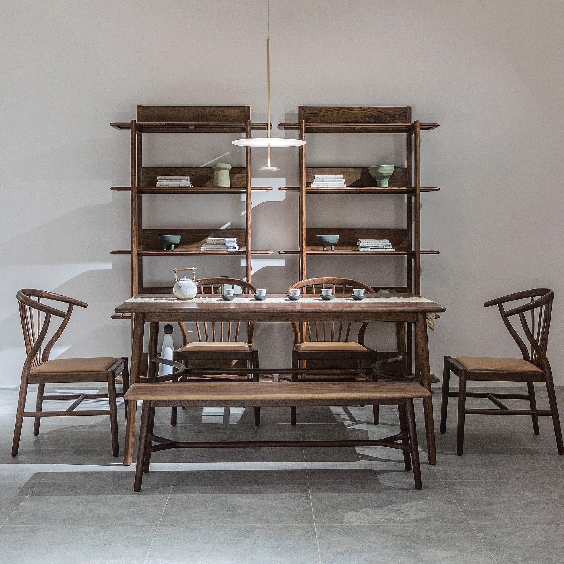 东家 • 黑胡桃CC01A新月餐桌